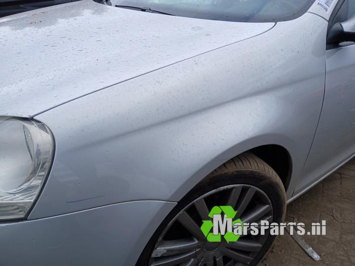 Kotflügel links vorne van een Volkswagen Jetta III (1K2) 1.6 2006