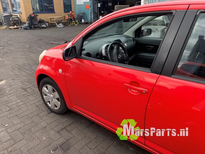 Dörr, 4-dörrars, vänster fram från en Daihatsu Sirion 2 (M3) 1.0 12V DVVT 2007