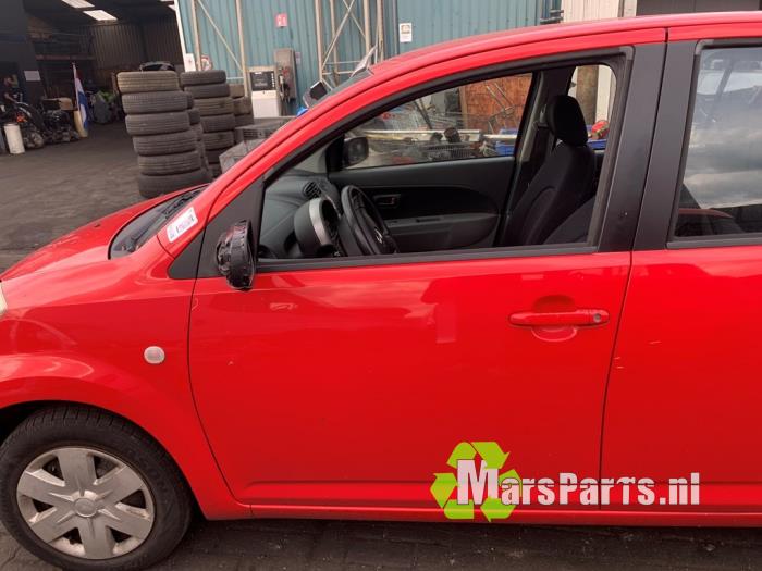 Dörr, 4-dörrars, vänster fram från en Daihatsu Sirion 2 (M3) 1.0 12V DVVT 2007