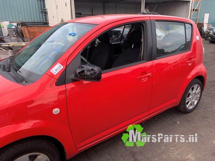 Dörr, 4-dörrars, vänster fram från en Daihatsu Sirion 2 (M3) 1.0 12V DVVT 2007