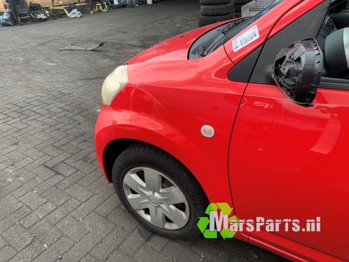 Framskärm, vänster från en Daihatsu Sirion 2 (M3) 1.0 12V DVVT 2007