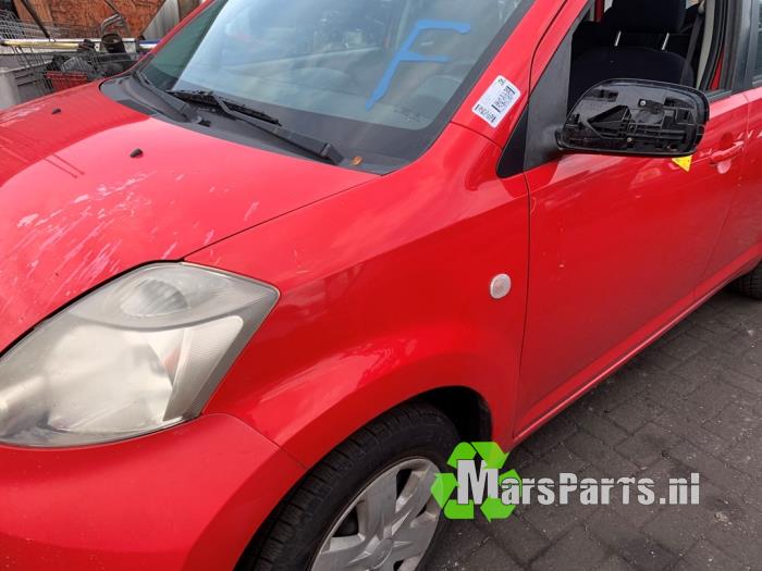 Framskärm, vänster från en Daihatsu Sirion 2 (M3) 1.0 12V DVVT 2007