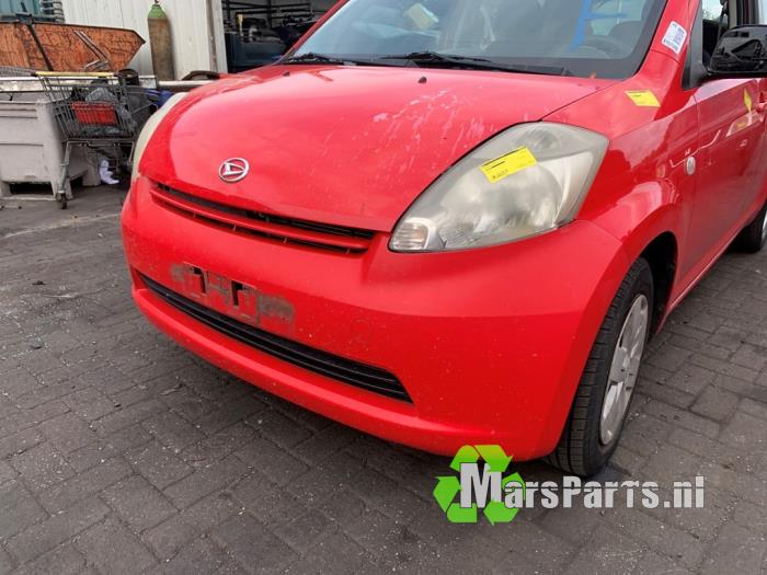 Främre stötfångare från en Daihatsu Sirion 2 (M3) 1.0 12V DVVT 2007