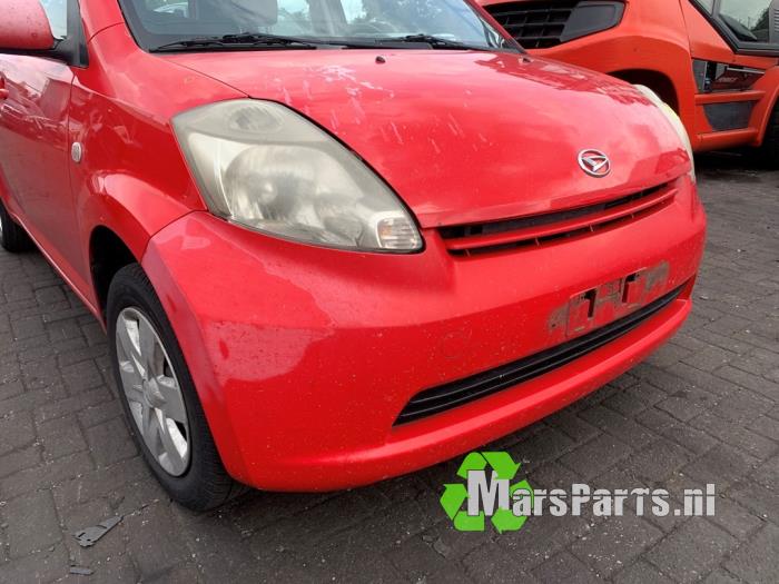 Främre stötfångare från en Daihatsu Sirion 2 (M3) 1.0 12V DVVT 2007