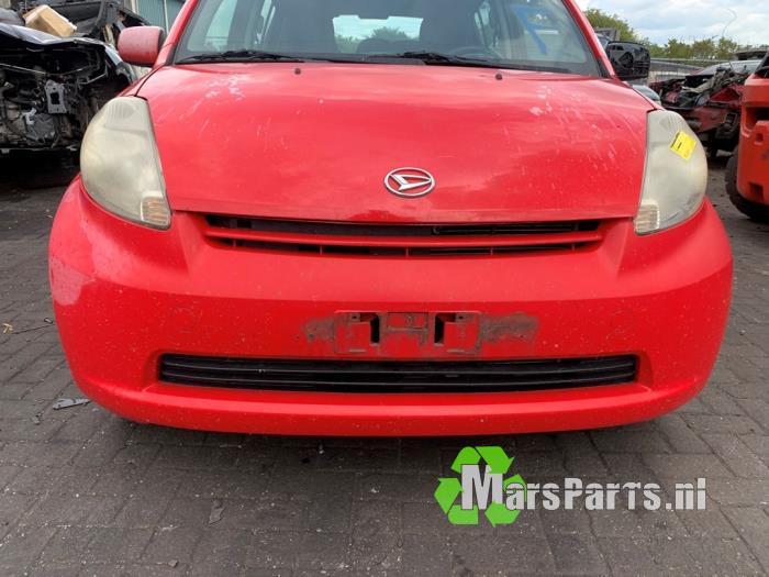 Främre stötfångare från en Daihatsu Sirion 2 (M3) 1.0 12V DVVT 2007