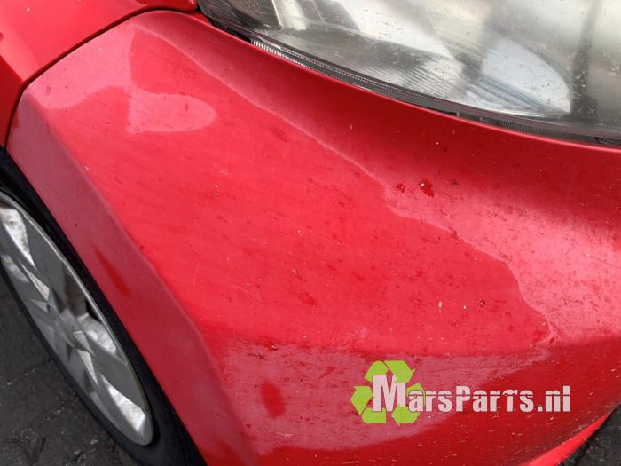 Främre stötfångare från en Daihatsu Sirion 2 (M3) 1.0 12V DVVT 2007