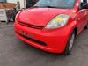 Främre stötfångare från en Daihatsu Sirion 2 (M3) 1.0 12V DVVT 2007