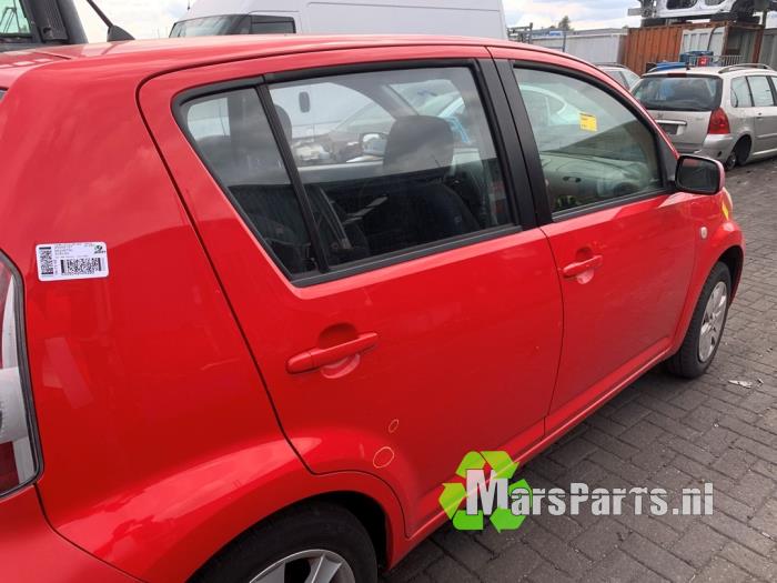 Bakdörr, 4-dörrars, höger från en Daihatsu Sirion 2 (M3) 1.0 12V DVVT 2007