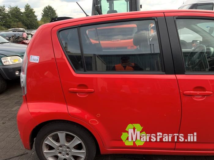Bakdörr, 4-dörrars, höger från en Daihatsu Sirion 2 (M3) 1.0 12V DVVT 2007