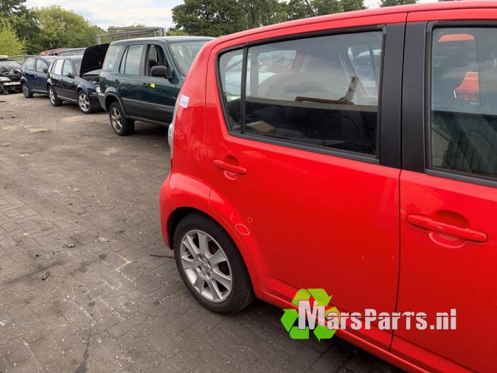 Bakdörr, 4-dörrars, höger från en Daihatsu Sirion 2 (M3) 1.0 12V DVVT 2007