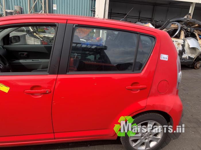 Bakdörr, 4-dörrars, vänster från en Daihatsu Sirion 2 (M3) 1.0 12V DVVT 2007