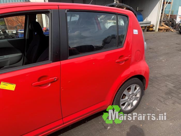 Bakdörr, 4-dörrars, vänster från en Daihatsu Sirion 2 (M3) 1.0 12V DVVT 2007