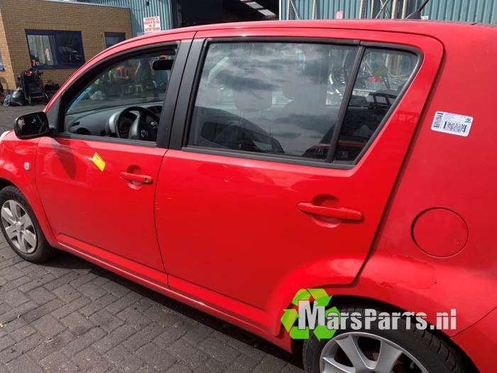 Bakdörr, 4-dörrars, vänster från en Daihatsu Sirion 2 (M3) 1.0 12V DVVT 2007