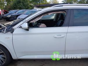 Usados Puerta de 4 puertas izquierda delante Skoda Superb Combi (3V5) 2.0 TDI Precio € 500,00 Norma de margen ofrecido por Autodemontagebedrijf De Mars