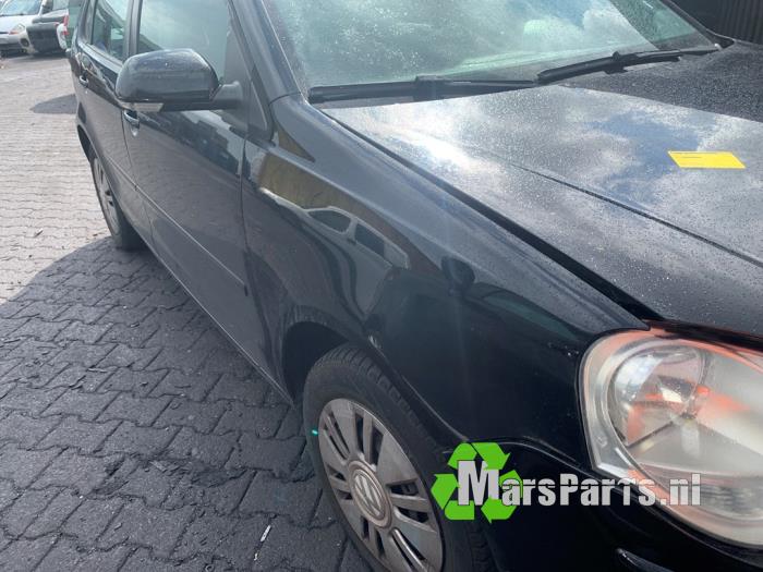 Kotflügel rechts vorne van een Volkswagen Polo IV (9N1/2/3) 1.4 16V 2005