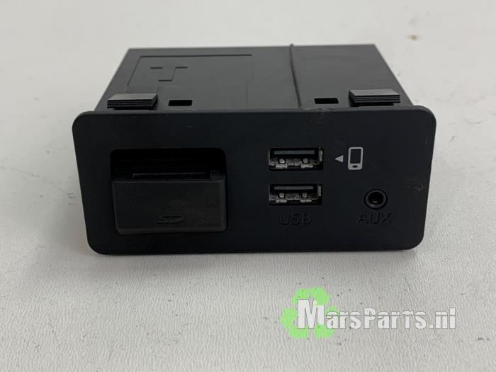 Używane Zlacze AUX/USB Mazda 2 (DJ/DL) 1.5 SkyActiv-G 90 Cena € 125,00 Procedura marży oferowane przez Autodemontagebedrijf De Mars