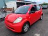 Daihatsu Sirion 2 (M3) 1.0 12V DVVT Drivaxel, vänster fram