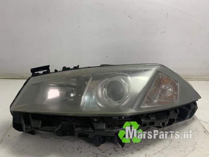 Używane Reflektor lewy Renault Megane II (LM) 1.6 16V Cena € 170,00 Procedura marży oferowane przez Autodemontagebedrijf De Mars