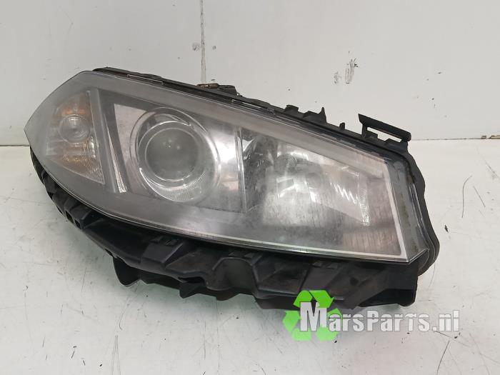 Używane Reflektor prawy Renault Megane II (LM) 1.6 16V Cena € 185,00 Procedura marży oferowane przez Autodemontagebedrijf De Mars