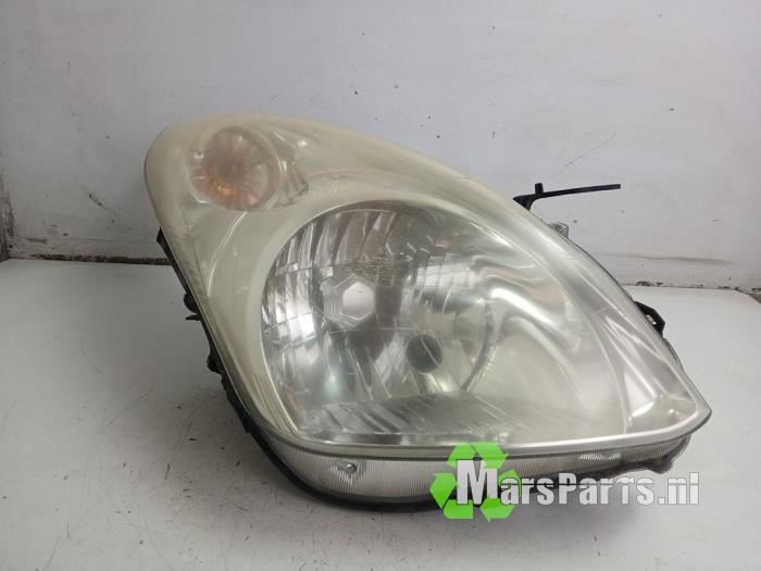 Używane Reflektor prawy Nissan Pixo (D31S) 1.0 12V Cena € 75,00 Procedura marży oferowane przez Autodemontagebedrijf De Mars