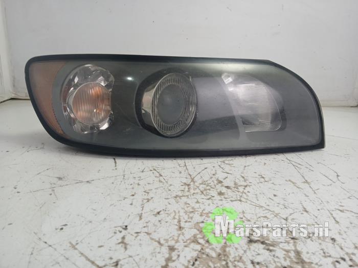 Używane Reflektor prawy Volvo V50 (MW) 2.5 T5 20V Cena € 50,00 Procedura marży oferowane przez Autodemontagebedrijf De Mars