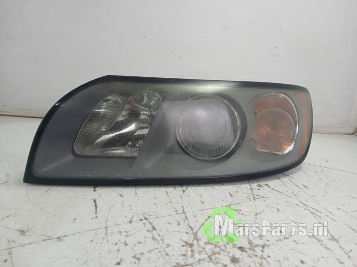Używane Reflektor lewy Volvo V50 (MW) 2.5 T5 20V Cena € 50,00 Procedura marży oferowane przez Autodemontagebedrijf De Mars