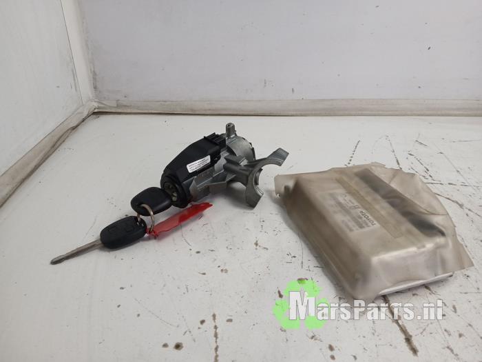 Used Ignition lock + computer Toyota Yaris (P1) 1.0 16V VVT-i Price € 100,00 Margin scheme offered by Autodemontagebedrijf De Mars