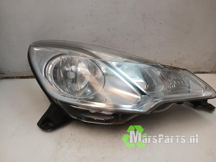 Używane Reflektor prawy Citroen C3 (SC) 1.2 VTi 82 12V Cena € 100,00 Procedura marży oferowane przez Autodemontagebedrijf De Mars