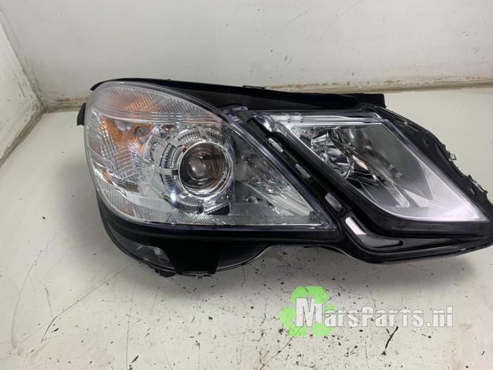 Używane Reflektor prawy Mercedes E Estate (S212) E-200 CDI 16V BlueEfficiency,BlueTEC Cena € 200,00 Procedura marży oferowane przez Autodemontagebedrijf De Mars