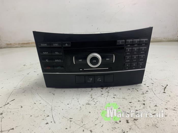 Używane Radio Mercedes E Estate (S212) E-200 CDI 16V BlueEfficiency,BlueTEC Cena € 150,00 Procedura marży oferowane przez Autodemontagebedrijf De Mars