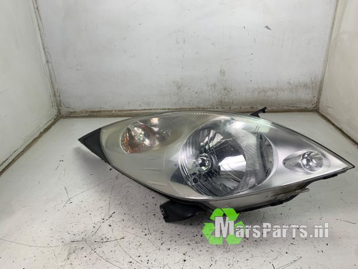 Używane Reflektor prawy Chevrolet Spark (M300) 1.0 16V Cena € 50,00 Procedura marży oferowane przez Autodemontagebedrijf De Mars