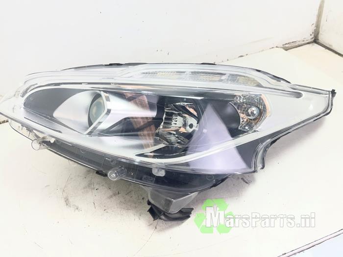 Używane Reflektor lewy Peugeot 208 I (CA/CC/CK/CL) 1.2 12V e-THP PureTech 110 Cena € 275,00 Procedura marży oferowane przez Autodemontagebedrijf De Mars