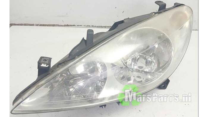 Używane Reflektor lewy Peugeot 307 CC (3B) 2.0 16V Cena € 40,00 Procedura marży oferowane przez Autodemontagebedrijf De Mars