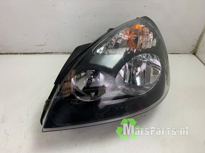 Używane Reflektor lewy Renault Clio II (BB/CB) 1.2 Cena € 40,00 Procedura marży oferowane przez Autodemontagebedrijf De Mars