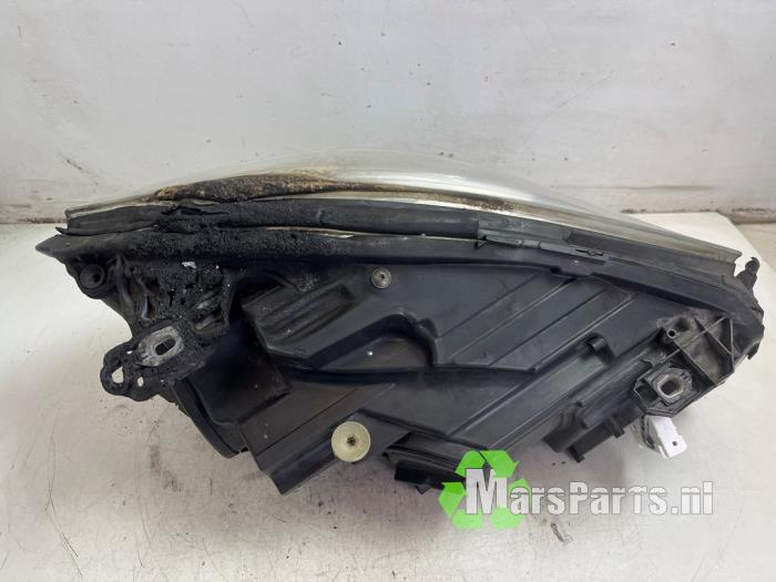 Używane Reflektor lewy Mercedes A (W176) 1.6 A-180 16V Cena € 200,00 Procedura marży oferowane przez Autodemontagebedrijf De Mars