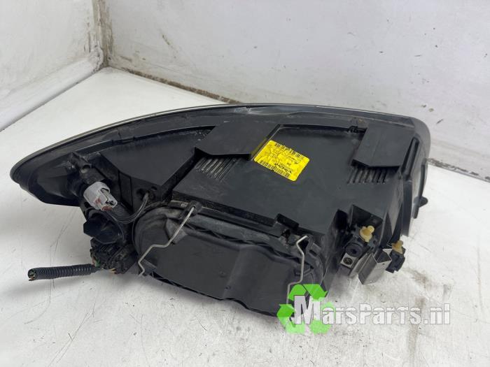 Używane Reflektor lewy Volvo V50 (MW) 2.4 20V Cena € 50,00 Procedura marży oferowane przez Autodemontagebedrijf De Mars