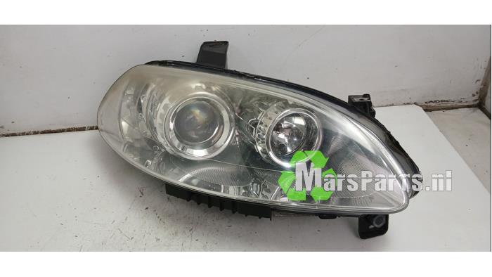 Używane Reflektor prawy Fiat Croma (194) 2.2 MPI 16V Cena € 60,00 Procedura marży oferowane przez Autodemontagebedrijf De Mars