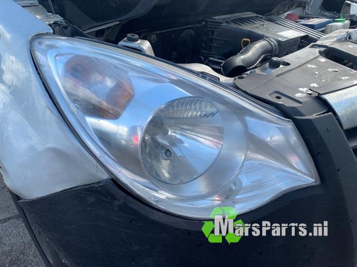 Używane Reflektor prawy Opel Agila (B) 1.0 12V Cena € 120,00 Procedura marży oferowane przez Autodemontagebedrijf De Mars