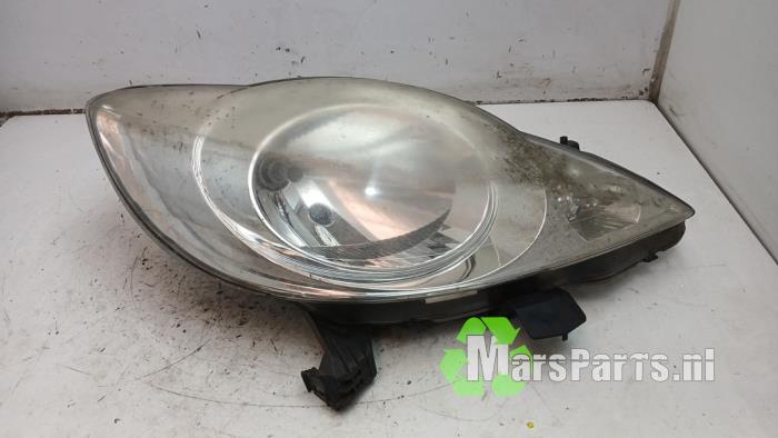 Używane Reflektor prawy Peugeot 107 1.0 12V Cena € 50,00 Procedura marży oferowane przez Autodemontagebedrijf De Mars