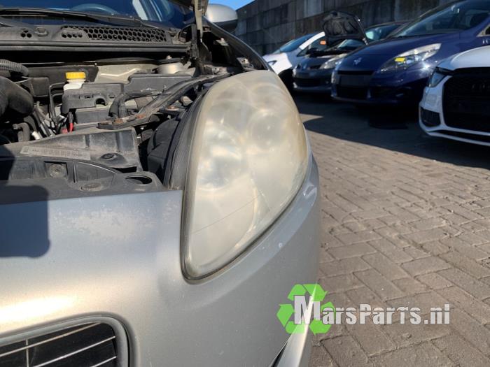 Używane Reflektor lewy Fiat Bravo (198A) 1.4 16V Cena € 65,00 Procedura marży oferowane przez Autodemontagebedrijf De Mars
