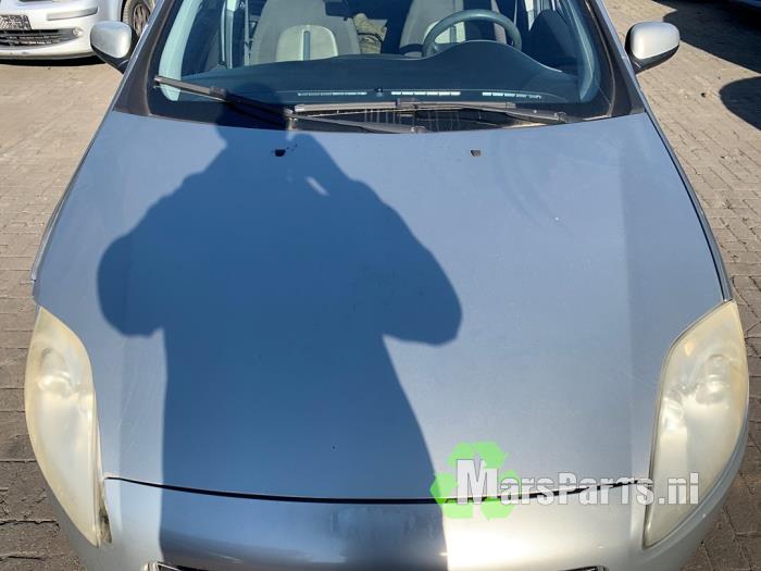 Używane Maska Fiat Bravo (198A) 1.4 16V Cena € 75,00 Procedura marży oferowane przez Autodemontagebedrijf De Mars