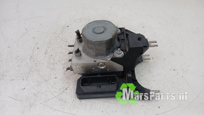 Begagnade ABS-pump Mercedes A (W176) 1.6 A-200 16V Pris € 40,00 Marginaltabell erbjuds av Autodemontagebedrijf De Mars
