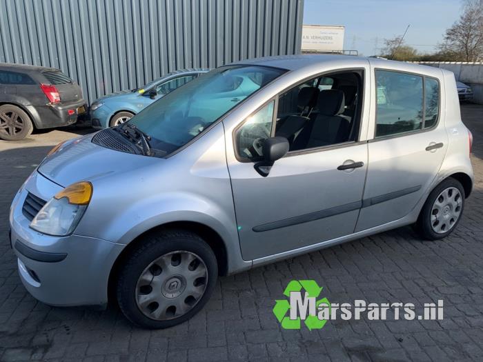 Używane Element karoserii lewy przód Renault Modus/Grand Modus (JP) 1.2 16V Cena na żądanie oferowane przez Autodemontagebedrijf De Mars