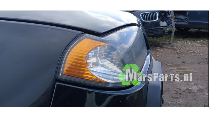 Używane Reflektor prawy BMW X3 (E83) 2.0d 16V Cena € 200,00 Procedura marży oferowane przez Autodemontagebedrijf De Mars