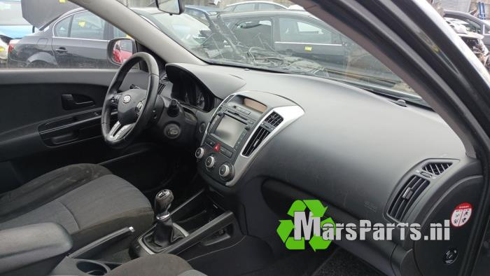 Begagnade Handskfack Kia Cee'd Sporty Wagon (EDF) 1.4 CVVT 16V Pris € 40,00 Marginaltabell erbjuds av Autodemontagebedrijf De Mars