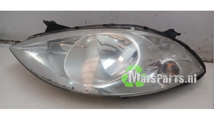 Używane Reflektor lewy Mercedes A (W169) 1.7 A-170 Cena € 30,00 Procedura marży oferowane przez Autodemontagebedrijf De Mars