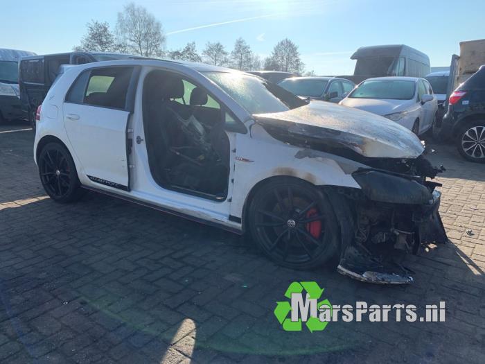 Underram från en Volkswagen Golf VII (AUA) 2.0 GTI 16V Clubsport 2016