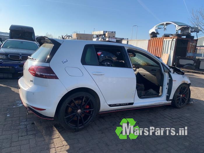 Underram från en Volkswagen Golf VII (AUA) 2.0 GTI 16V Clubsport 2016