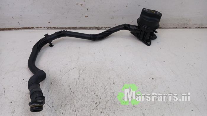 Gebrauchte Öl Füllrohr Mercedes A (W176) 1.6 A-200 16V Preis € 25,00 Margenregelung angeboten von Autodemontagebedrijf De Mars