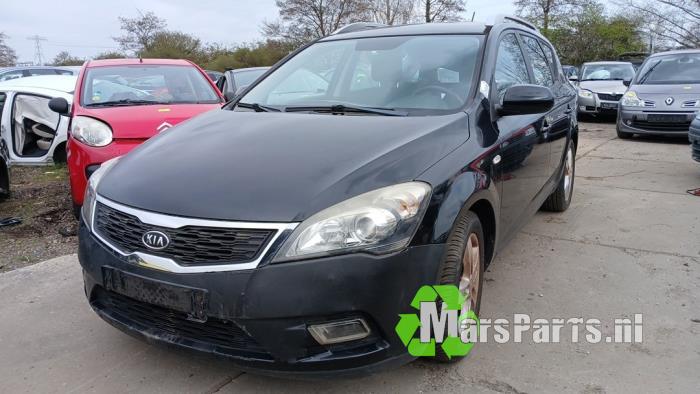 Używane Element karoserii przedni Kia Cee'd Sporty Wagon (EDF) 1.4 CVVT 16V Cena € 300,00 Procedura marży oferowane przez Autodemontagebedrijf De Mars